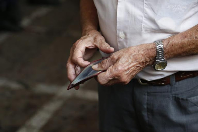 «Ταμπλάς» για χιλιάδες συνταξιούχους – Τους καλούν να πληρώσουν έξτρα φόρο - Φωτογραφία 1