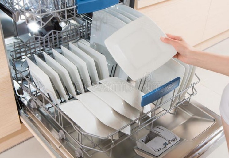 Διαβάστε γιατί δεν πρέπει να καθαρίζετε τα πιάτα πριν τα βάλετε στο πλυντήριο - Φωτογραφία 1
