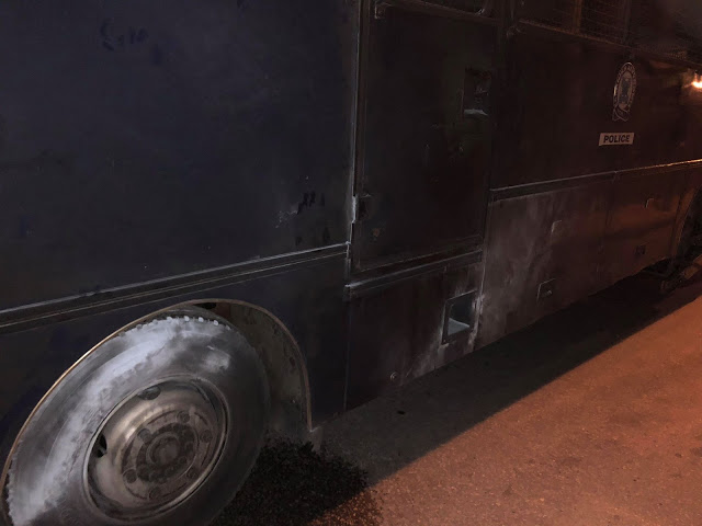 Βίντεο από το φλεγόμενο λεωφορείο των ΜΑΤ στη Θεσσαλονίκη - Φωτογραφία 1