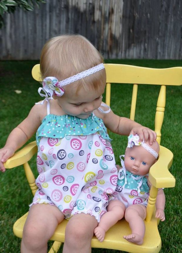20 αστείες φωτογραφίες μωρών που μοιάζουν απίστευτα με της κούκλες τους... [photos] - Φωτογραφία 10