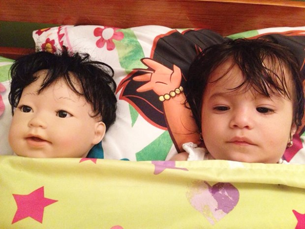 20 αστείες φωτογραφίες μωρών που μοιάζουν απίστευτα με της κούκλες τους... [photos] - Φωτογραφία 15