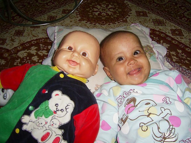 20 αστείες φωτογραφίες μωρών που μοιάζουν απίστευτα με της κούκλες τους... [photos] - Φωτογραφία 16