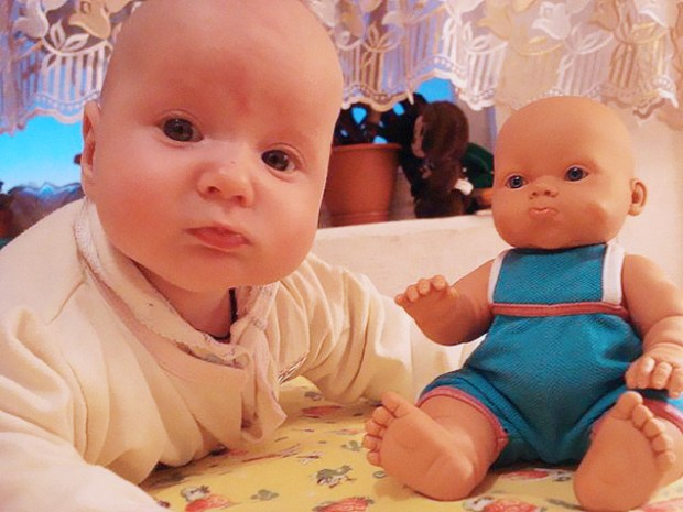 20 αστείες φωτογραφίες μωρών που μοιάζουν απίστευτα με της κούκλες τους... [photos] - Φωτογραφία 19