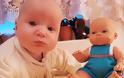 20 αστείες φωτογραφίες μωρών που μοιάζουν απίστευτα με της κούκλες τους... [photos] - Φωτογραφία 19