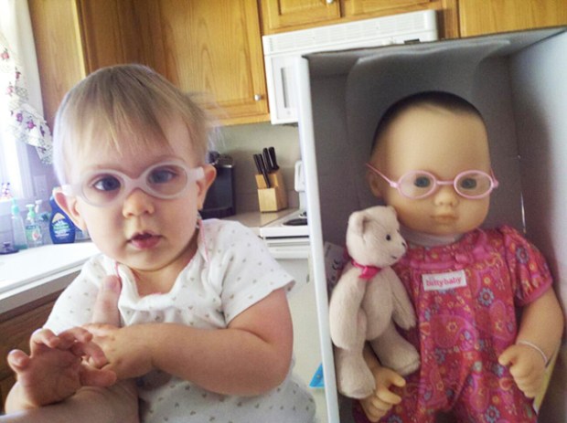 20 αστείες φωτογραφίες μωρών που μοιάζουν απίστευτα με της κούκλες τους... [photos] - Φωτογραφία 5