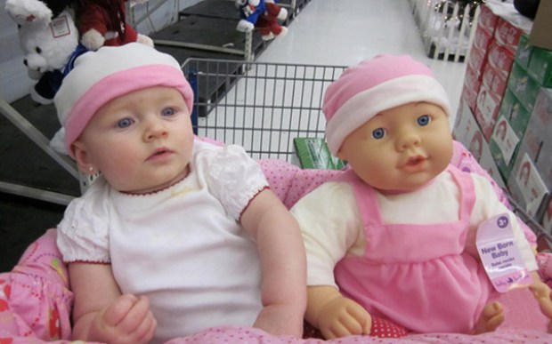 20 αστείες φωτογραφίες μωρών που μοιάζουν απίστευτα με της κούκλες τους... [photos] - Φωτογραφία 7
