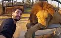 Αυτός ο άντρας ταξίδεψε σε όλο τον κόσμο για να βγάλει μια καταπληκτική selfie 360° [video]