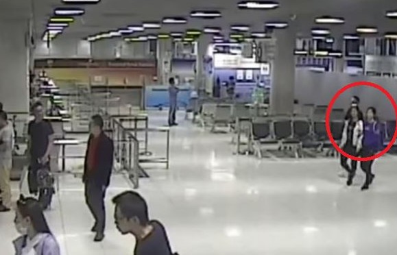 Η τρομακτική στιγμή που συμμορία απαγάγει μία Κινέζα στο αεροδρόμιο... [video] - Φωτογραφία 1