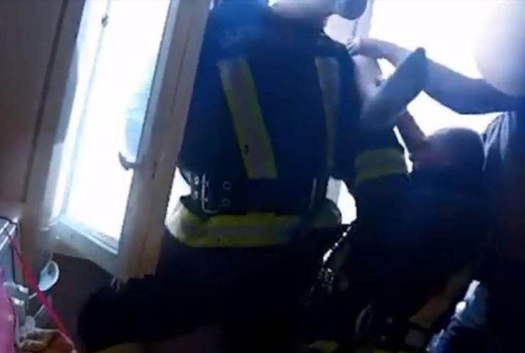 Η πιο απίστευτη διάσωση αυτόχειρα έγινε στη Λετονία: Ο πυροσβέστης τον έπιασε κυριολεκτικά στον αέρα [video] - Φωτογραφία 1
