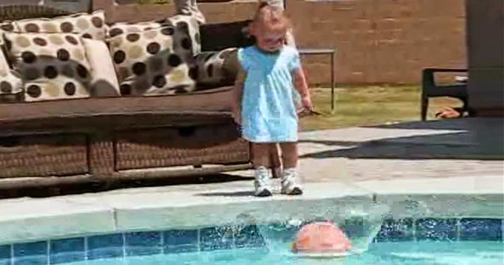 Ένα κοριτσάκι ρίχνει μια μπάλα σε μια πισίνα, αυτό που ακολουθεί θα σας κόψει την ανάσα... [video] - Φωτογραφία 1