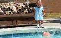 Ένα κοριτσάκι ρίχνει μια μπάλα σε μια πισίνα, αυτό που ακολουθεί θα σας κόψει την ανάσα... [video]