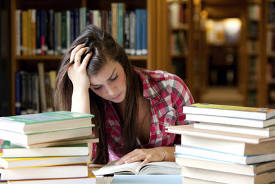 Στo άγχος των εξετάσεων μπορεί να οφείλεται πονοκέφαλος, ταχυκαρδίες, συχνοουρία, θυμός, βήχας, καούρες, πόνος στο στομάχι, αϋπνία - Φωτογραφία 1