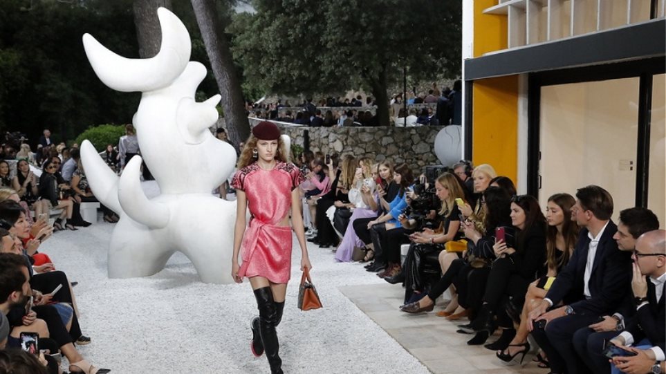 O οίκος Louis Vuitton προσέλαβε... σαμάνο για να μην βρέξει σε επίδειξη μόδας - Φωτογραφία 1