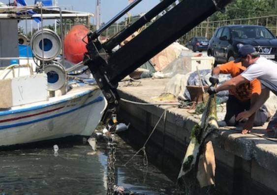 Πλαστικά έπιπλα, περίβλημα τηλεόρασης και 500 κιλά δίχτυα έβγαλαν δύτες από τον βυθό της μαρίνας στην Καλαμαριά Θεσσαλονίκης - Φωτογραφία 1