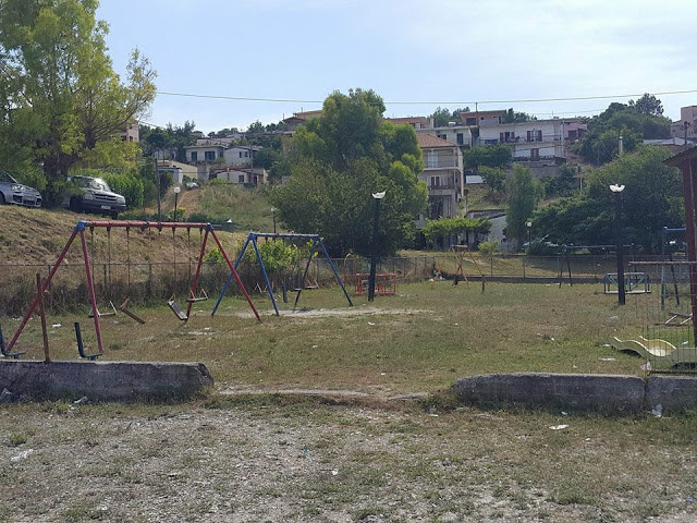 Σε μαύρα χάλια η παιδική χαρά στην ΠΛΑΓΙΑ (ΦΩΤΟ) - Φωτογραφία 14