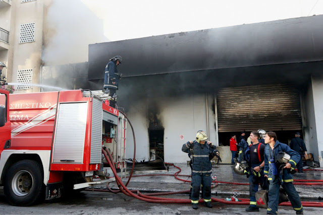 Μέχρι την Εθνική Οδό έφτασαν οι καπνοί από την μεγάλη φωτιά στην αποθήκη ηλεκτρικών ειδών του Νίκου Καρώνη - «Καταστράφηκα» δήλωσε βουρκωμένος ο επιχειρηματίας! (ΦΩΤΟ & ΒΙΝΤΕΟ) - Φωτογραφία 3