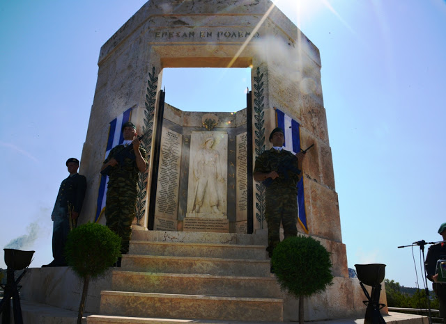 Στο μνημόσυνο των πεσόντων καταδρομέων στο Καβούρι ο αρχηγός ΓΕΣ - Φωτογραφία 3