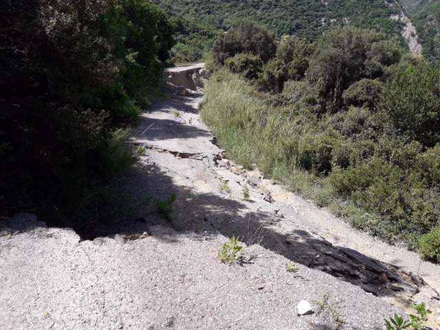 Απροσπέλαστος ο δρόμος στον καταρράκτη της Τρύφου (φωτο)-Κατολισθήσεις και καθιζήσεις παντού... - Φωτογραφία 6