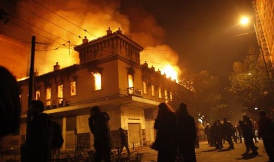 Αποζημίωση «μαμούθ» διεκδικεί από το Ελληνικό δημόσιο η Kosta Boda για το κάψιμο του καταστήματός της στην Αθήνα - Φωτογραφία 1