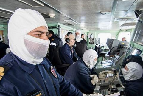 Γιατί στις ασκήσεις με πολεμικά πλοία και υποβρύχια φοράνε μάσκες και γάντια - Οι εικόνες από τις ασκήσεις του Πολεμικού Ναυτικού εντυπωσιάζουν - Φωτογραφία 1