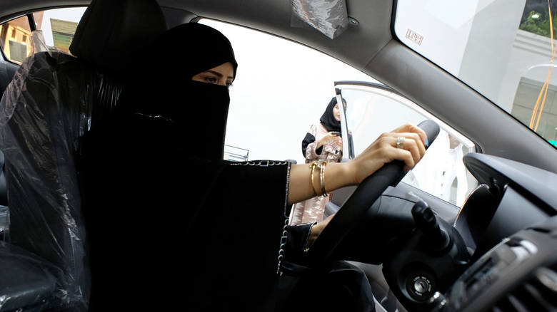 Σαουδική Αραβία: Οι πρώτες δέκα γυναίκες παίρνουν άδεια οδήγησης! - Φωτογραφία 1