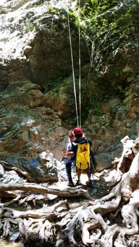 Πλάτρες: Παραλίγο τραγωδία – Εγκλωβίστηκε στους βράχους - Φωτογραφία 3