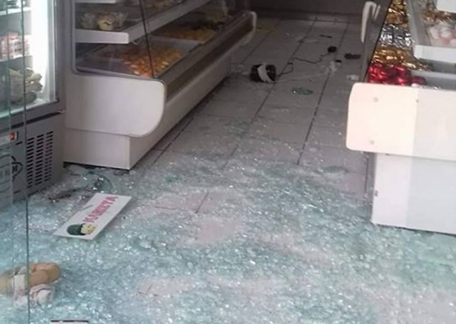 Ληστρικές επιθέσεις αθιγγάνων στα Μέγαρα: Καταστροφές και λεηλασίες σε μαγαζιά - Φωτογραφία 1