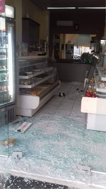 Ληστρικές επιθέσεις αθιγγάνων στα Μέγαρα: Καταστροφές και λεηλασίες σε μαγαζιά - Φωτογραφία 2