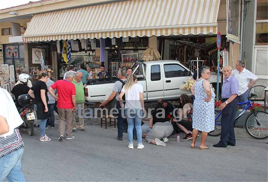 Νεκρός ο οδηγός οχήματος που «καρφώθηκε» σε κατάστημα - Φωτογραφία 2