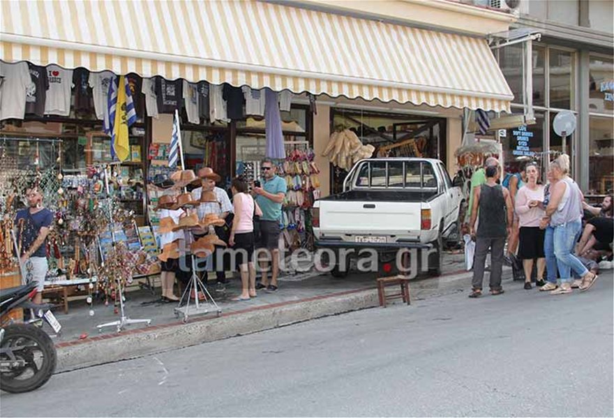 Νεκρός ο οδηγός οχήματος που «καρφώθηκε» σε κατάστημα - Φωτογραφία 4