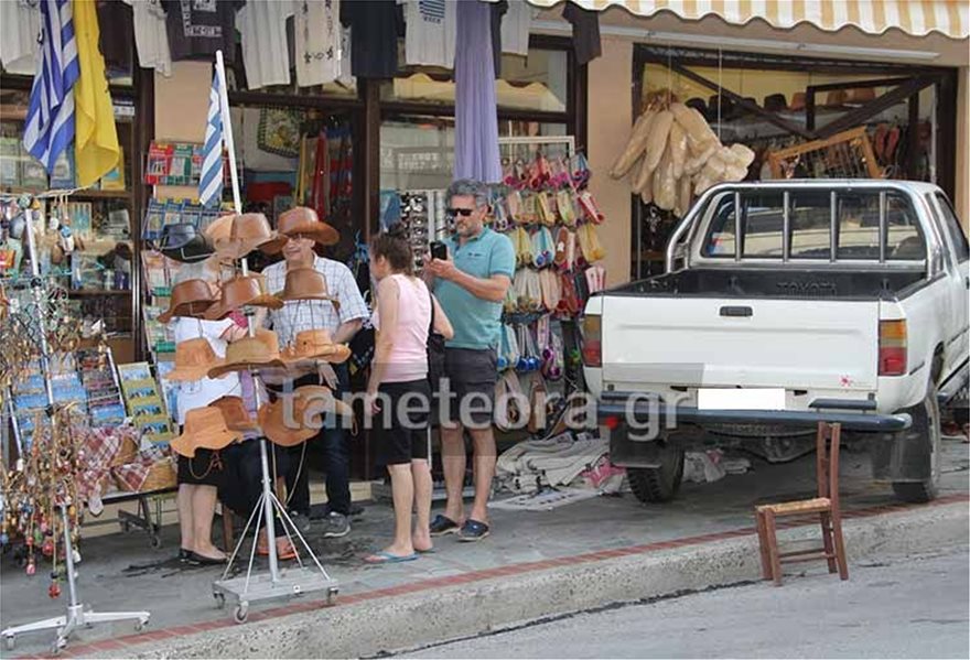 Νεκρός ο οδηγός οχήματος που «καρφώθηκε» σε κατάστημα - Φωτογραφία 5