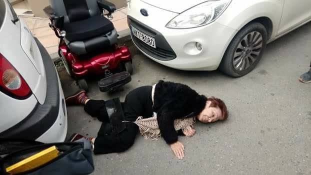 Ψαχνά: Γυναίκα σωριάστηκε στο δρόμο γιατί κάποιοι παρκάρουν όπου βρουν! (ΦΩΤΟ) - Φωτογραφία 1