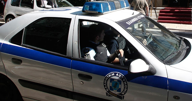 Τουρίστρια προσπάθησε να πνίξει αστυνομικό σε περιπολικό στην Κάλυμνο - Φωτογραφία 1