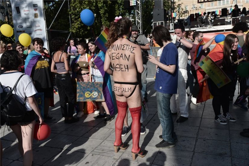 «Αλλόκοτες» εικόνες «ομοφυλοφιλικής υπερηφάνειας» στο Σύνταγμα #Athens Pride - Φωτογραφία 3