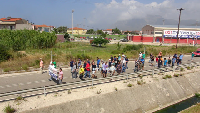 Διαμαρτυρία κατοίκων για την τιμολογιακή πολιτική στη Γέφυρα Ρίου- Αντιρρίου (φωτο-video) - Φωτογραφία 3