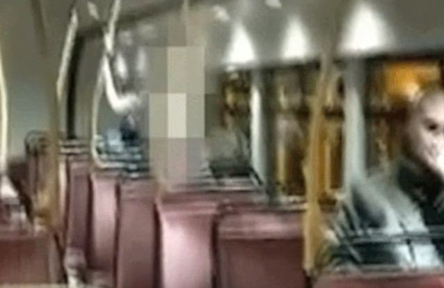 Ανέβηκε γυμνή επάνω του και το έκαναν μέσα στο λεωφορείο - Δείτε το απίστευτο βίντεο από επιβάτη... [video] - Φωτογραφία 1