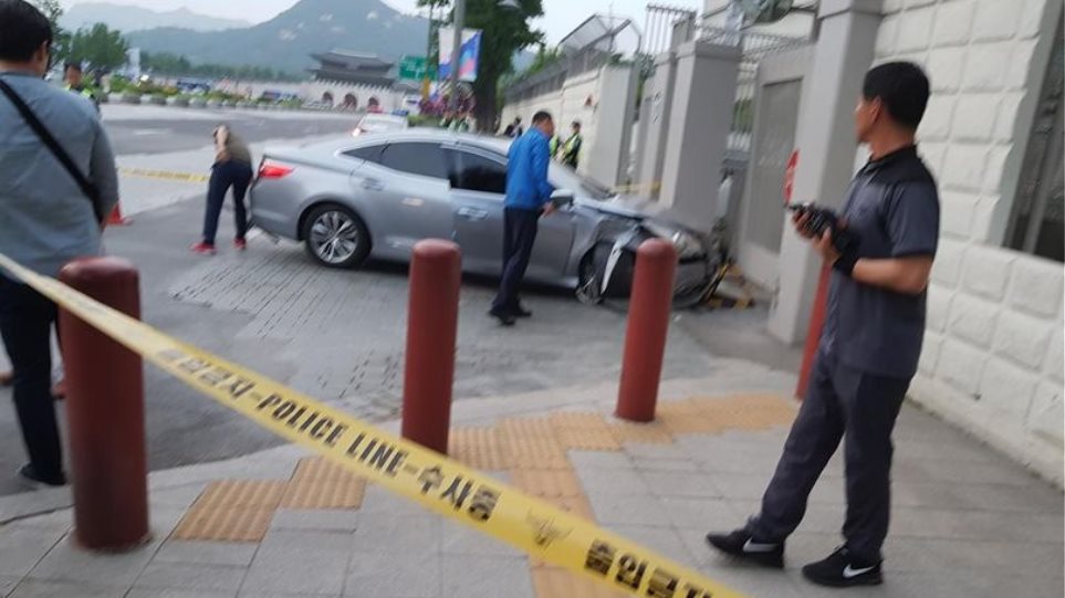 Αυτοκίνητο έπεσε πάνω στην πύλη της πρεσβείας των ΗΠΑ στη Νότια Κορέα - Φωτογραφία 1