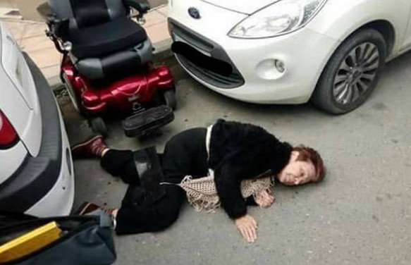 Εικόνα ντροπής: Γυναίκα με αναπηρία έπεσε στον δρόμο λόγω ασυνείδητων οδηγών - Φωτογραφία 1
