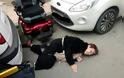Εικόνα ντροπής: Γυναίκα με αναπηρία έπεσε στον δρόμο λόγω ασυνείδητων οδηγών