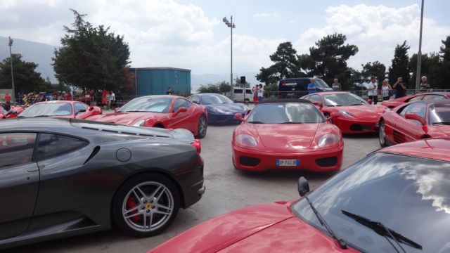«Κοκκίνησαν» τα Γιάννενα – Γέμισε η πόλη Ferrari - Φωτογραφία 5