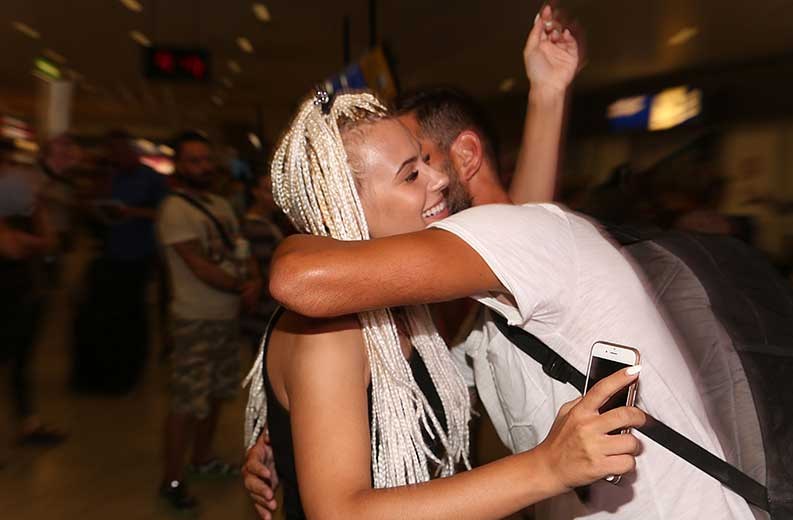 Ο Μιχάλης Μουρούτσος επέστρεψε στην Ελλάδα - Οι πρώτες φωτογραφίες στο αεροδρόμιο! - Φωτογραφία 4
