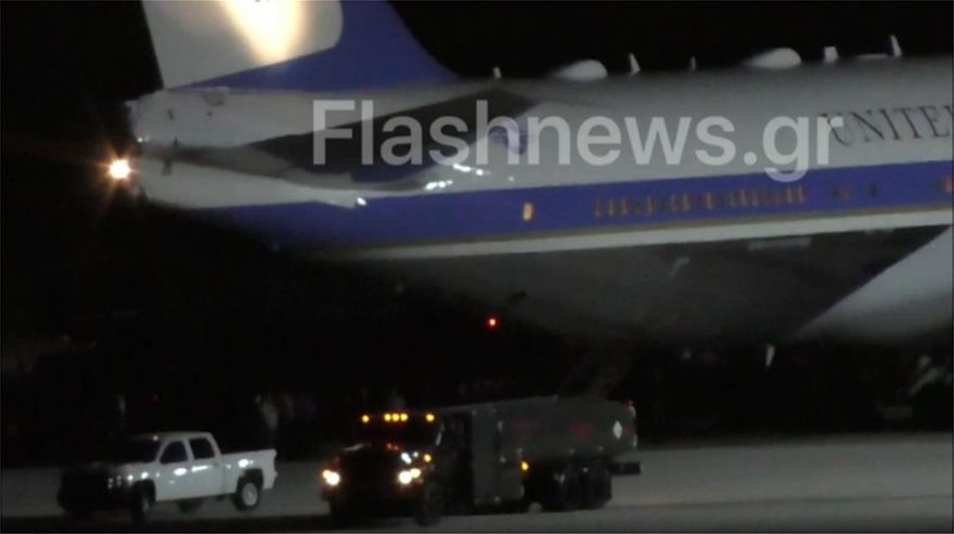 Στη βάση της Σούδας το Air Force One με τον Τραμπ για ολιγόωρη στάση - Φωτογραφία 4