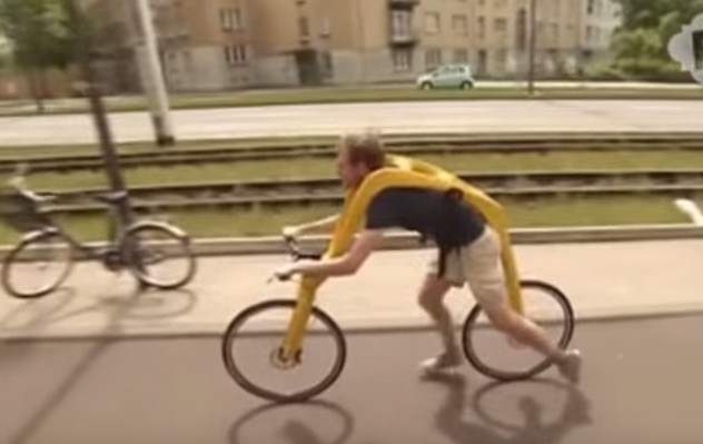 Δείτε το ποδήλατο χωρίς πετάλια και σέλα αλλά... με πολλή πλάκα [video] - Φωτογραφία 1