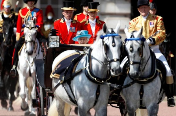 Μέγκαν Μαρκλ, Σάρλοτ και μια… αλεπού έκλεψαν την παράσταση στα γενέθλια της Βασίλισσας Ελισάβετ – Απρόοπτο με αρχιστράτηγο που έπεσε από το άλογό του! [photos+vodeo] - Φωτογραφία 18