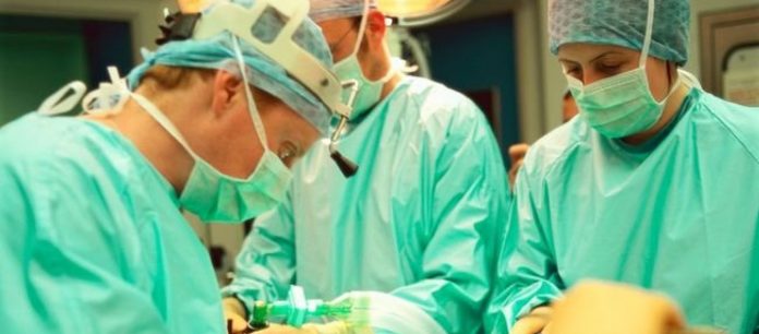 Ε, όχι! Δεν θα πιστέψετε γιατί οι χειρουργοί φοράνε πάντα πράσινες φόρμες στα χειρουργεία - Φωτογραφία 1