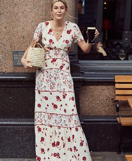 Eνα μάξι φόρεμα ξετρέλανε τα κορίτσια της μόδας - Αέρινο, με floral prints - Φωτογραφία 3