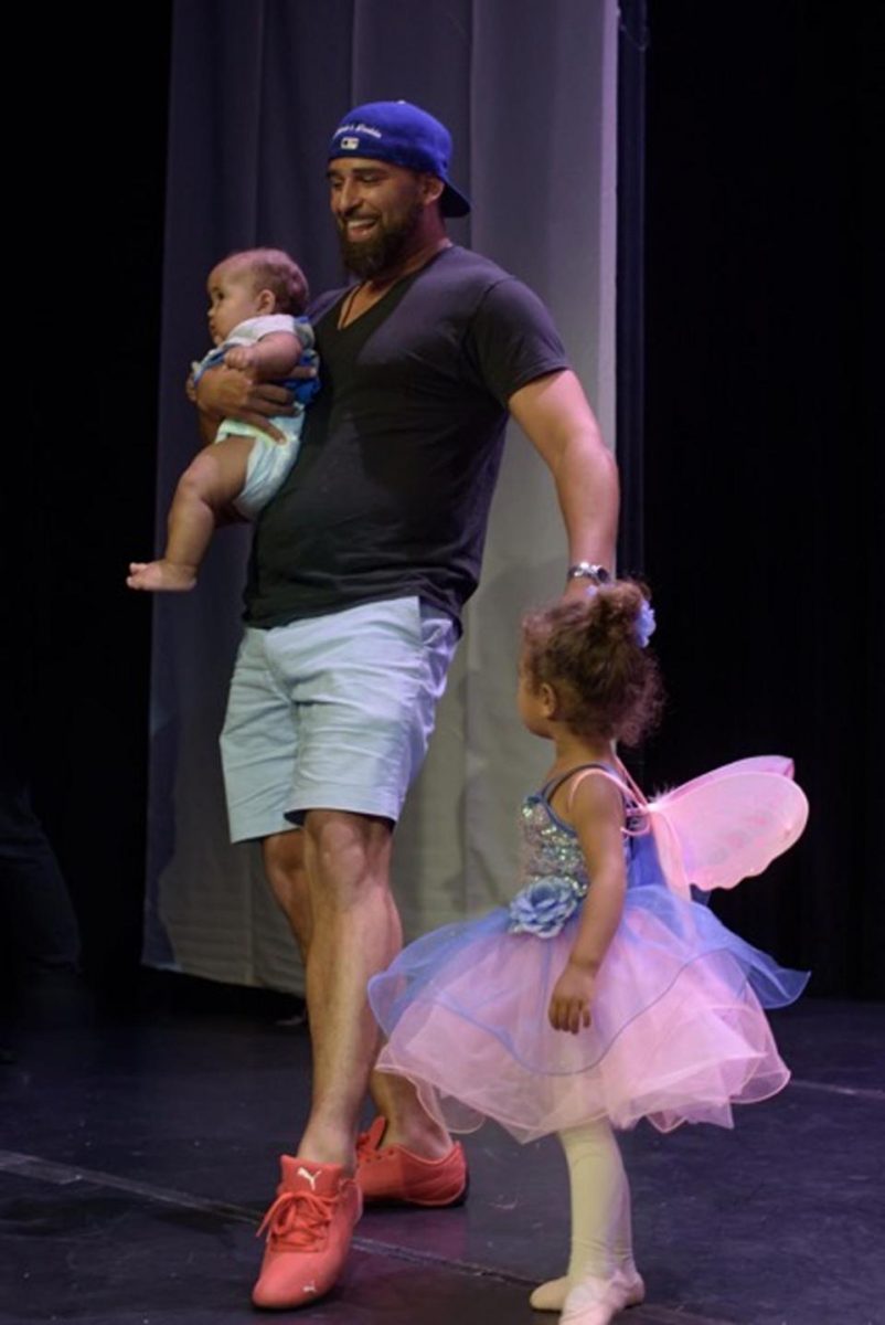 Όταν η κόρη του έβαλε τα κλάματα στη σκηνή, αυτός ο μπαμπάς έκανε κάτι πολύ συγκινητικό - Φωτογραφία 2