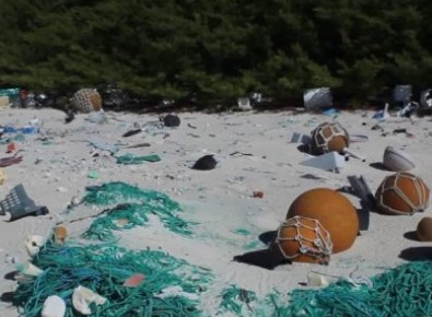 Αυτό το μικρό, απόμερο νησί θεωρείται το πιο μολυσμένο από πλαστικά μέρος στη γη [video] - Φωτογραφία 1
