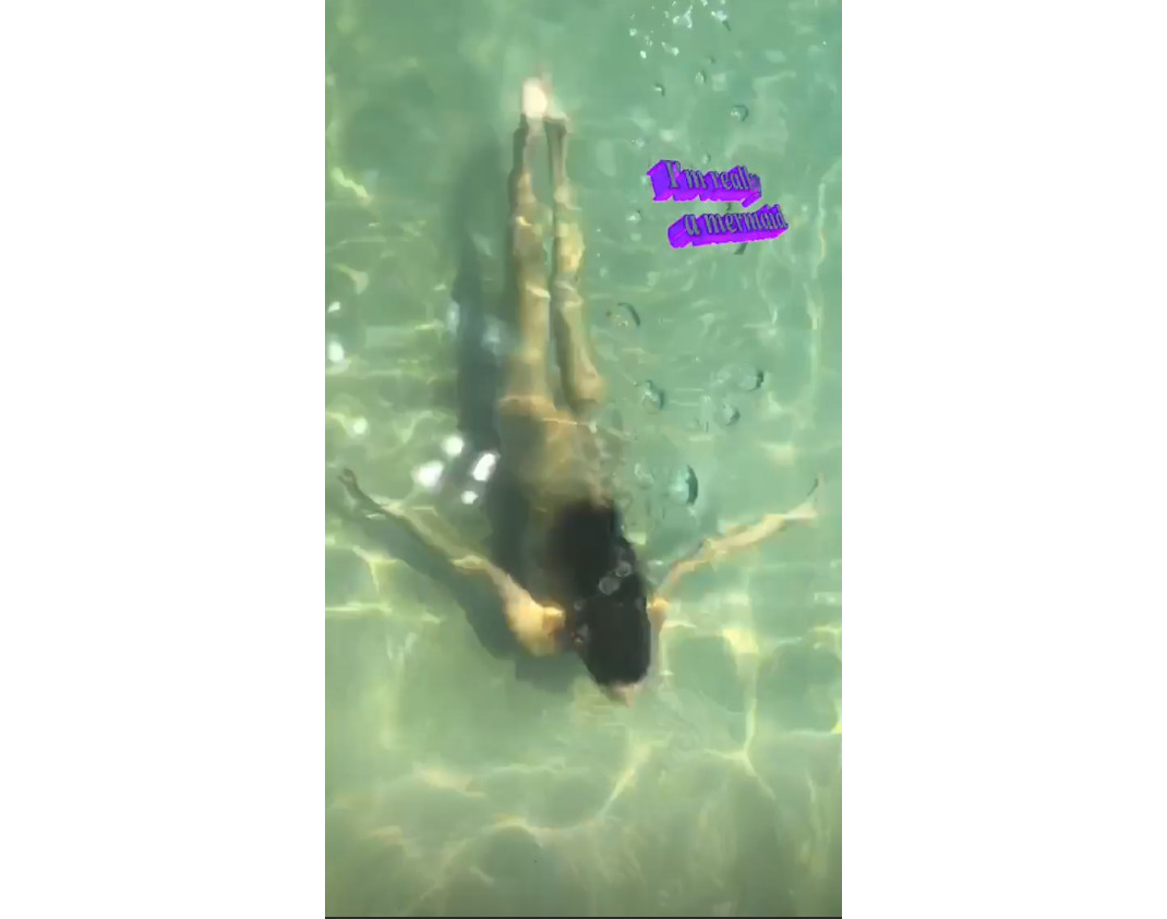 Η Αλεσάντρα Αμπρόζιο μας δείχνει τις μοναδικές αναλογίες της κολυμπώντας γυμνή στη θάλασσα - Φωτογραφία 3