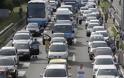 Σέρβοι οδηγοί τράβηξαν χειρόφρενο στη μέση του δρόμου για την πανάκριβη βενζίνη